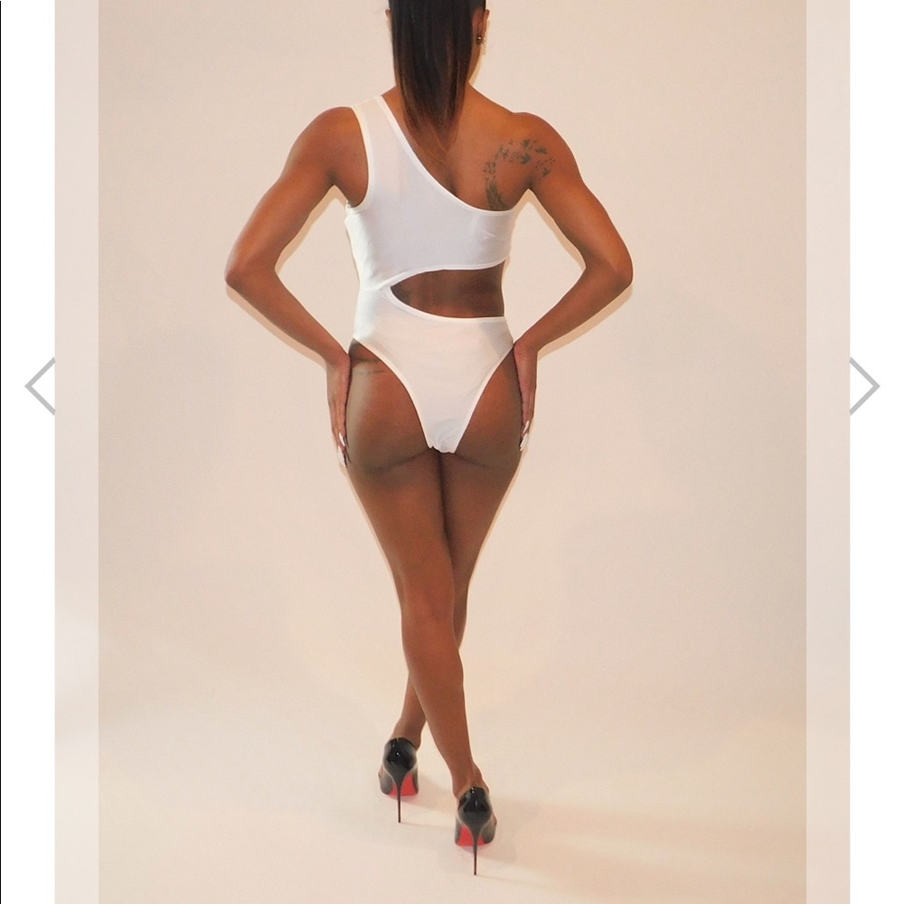 White side cut out swimsuit - Picture 3 of 3